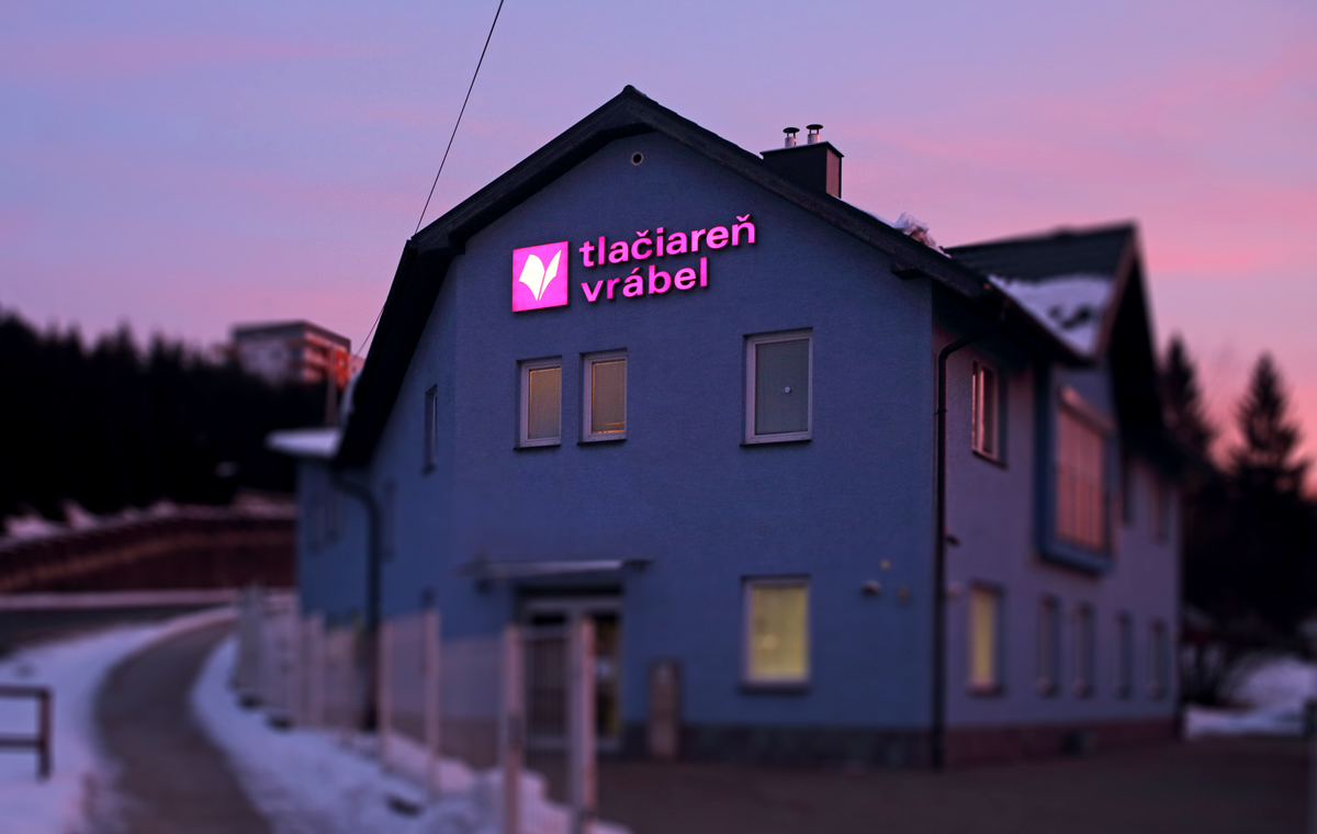 svetelná reklama na budovu